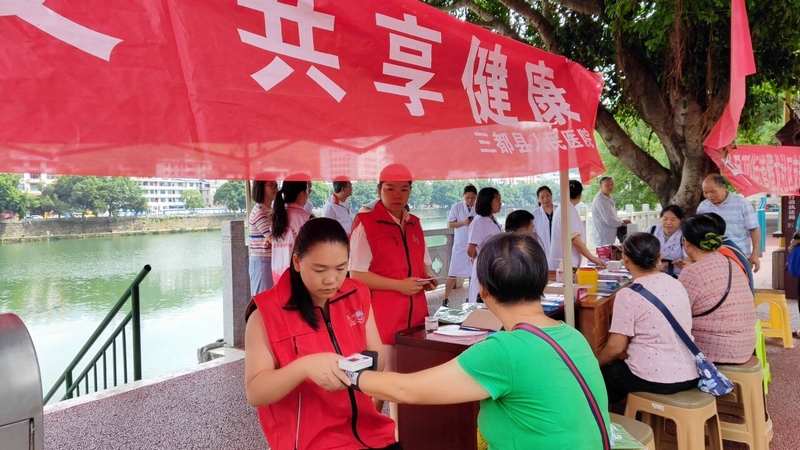 为到场居民提供了免费的血压和血糖检测服务
