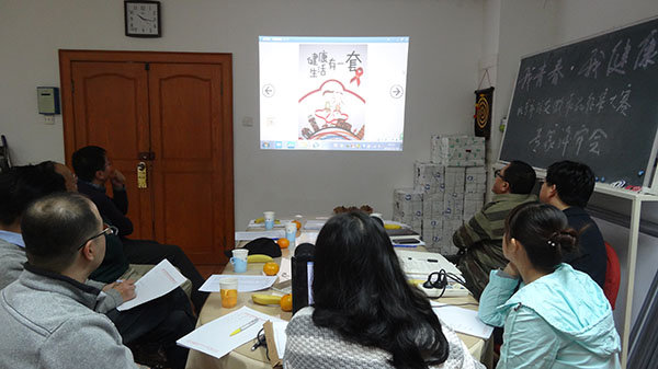 评审会专家对各高校上交的作品进行认真审核