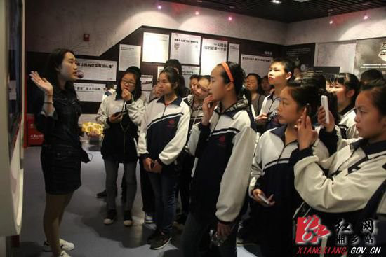 4月19日，湘乡市禁毒办（市公安局禁毒大队）联合市教育局组织市景云公立初级中学师生参观湖南（长沙）禁毒教育基地