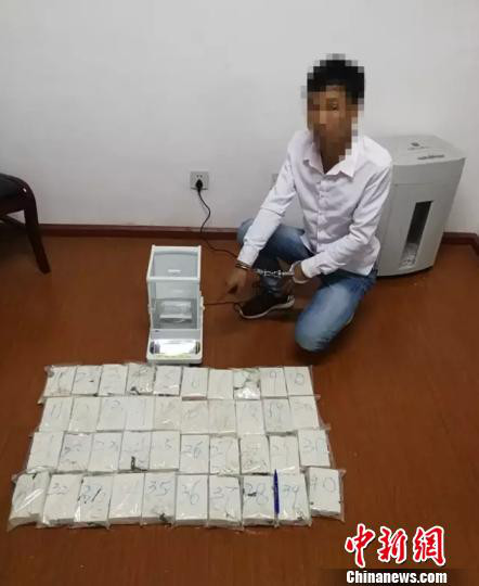 云南临翔警方破获一起运输毒品案缴获海洛因逾15公斤