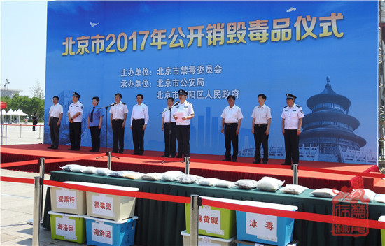 2图为出席本次活动的领导