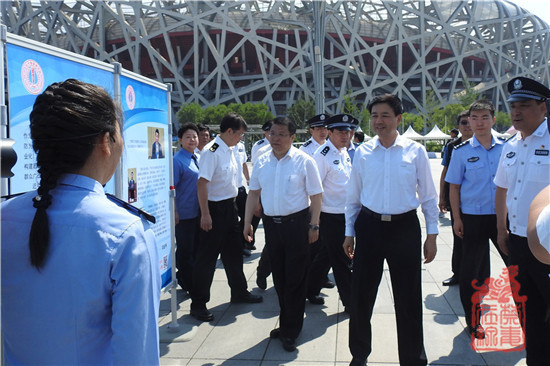 3图为在讲解员的带领下参观禁毒成果展