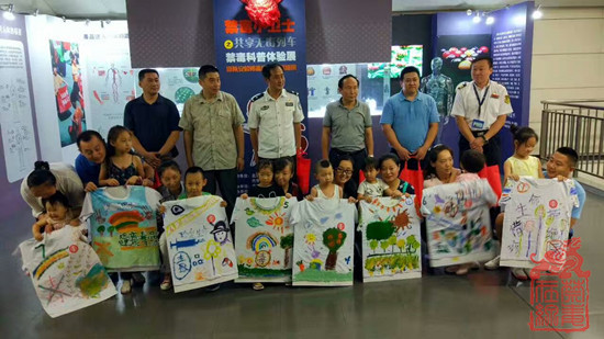 1图为嘉宾与参赛家庭合影