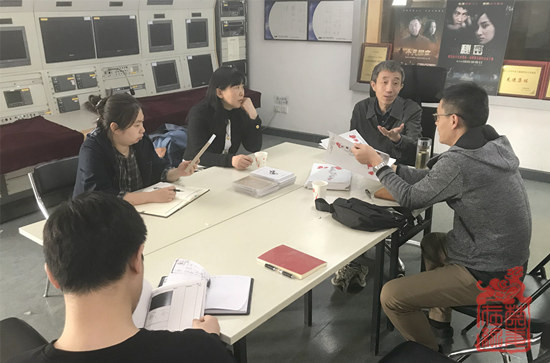 图为禁毒基地曲晓光副主任与中国传媒大学动画系主任艾胜英等老师交流禁毒微艺术计划_