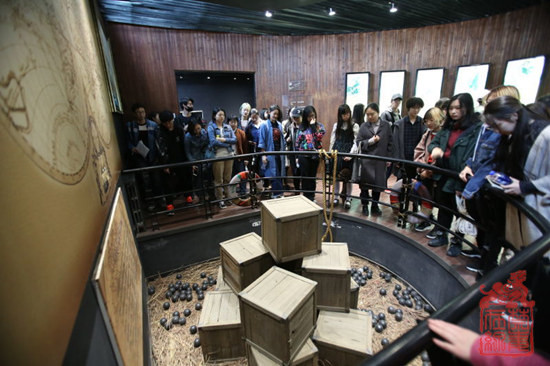 图为学生参观照片