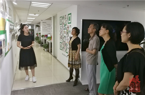 中国青年网人员向嘉宾介绍网站运营情况