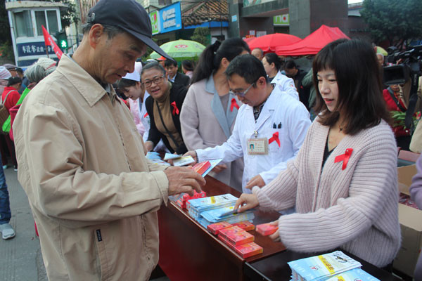 云南澜沧：宣传防艾上街头 发出千只安全套