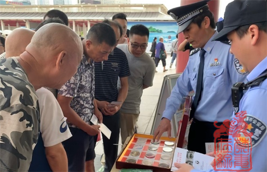 图为民警展示毒品仿真模型