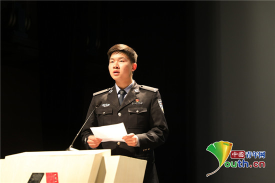 中国人民公安大学侦查与反恐怖学院学生汪子林代表获奖同学发言