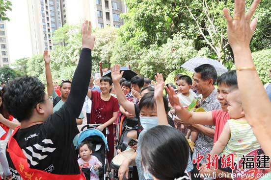 社区居民踊跃参加禁毒防艾知识问答互动