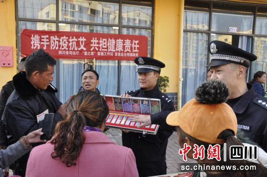 民警向群众展示毒品样品。（四川省司法厅 供图）