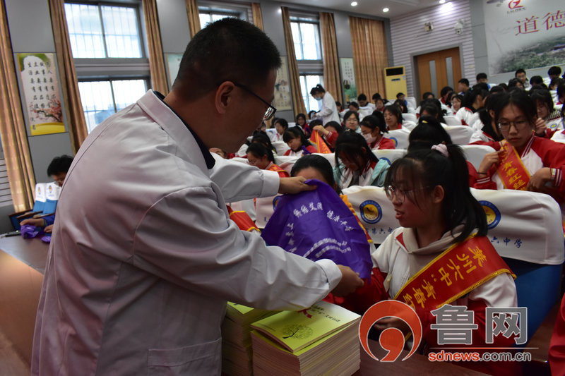 青春正当时 红丝带校园行——烟台莱州市疾控中心开展防艾宣传讲座